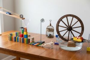Кадр из ролика Joseph's Machines «The Cake Server»